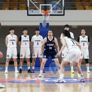 Женская баскетбольная команда в защите