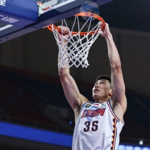 Баскетболист делает данк