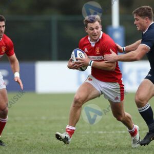 Игроки в регби бегут с мячом