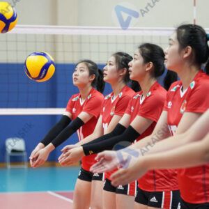 Волейбольная команда выстраивается в защите