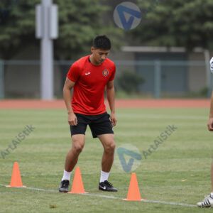 Футболисты тренируются на поле