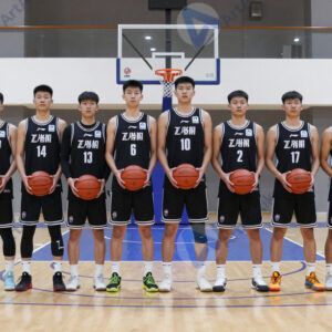 Баскетбольная команда выстраивается на командное фото с мячами в руках.