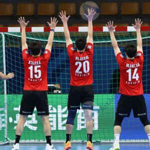 Игроки в гандболе защищают ворота