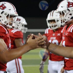 Футболисты обмениваются руками после матча