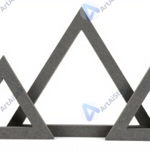 Три пересекающихся треугольника образуют сложную центральную фигуру.