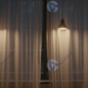 Линии света от уличных фонарей через шторы в комнате ночью.