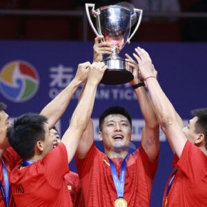 Команда поднимает над головой кубок после победы в турнире.