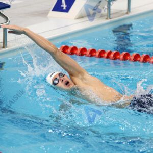 Пловец отталкивается от бортика бассейна