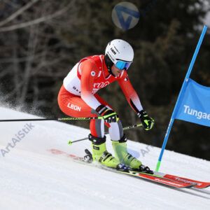 Лыжник‑гонщик в классическом ходе по лыжне в лесу.