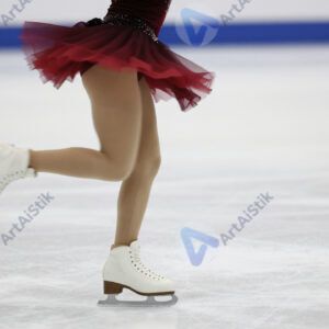 Фигурист выполняет вращение на льду