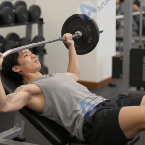 Силовой тренажёр и человек