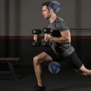 Человек делает выпад с гантелями в руках.