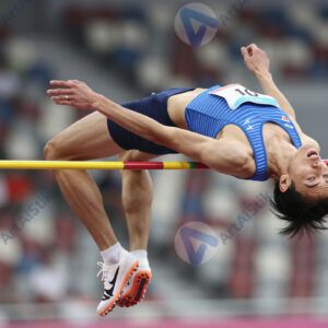 Лёгкоатлет переходит планку в прыжке в высоту (фосбери‑флоп).