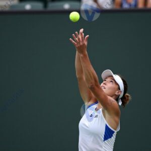 Теннисист подбрасывает три мяча