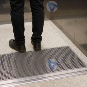 Тень решётки лифта падает на человека