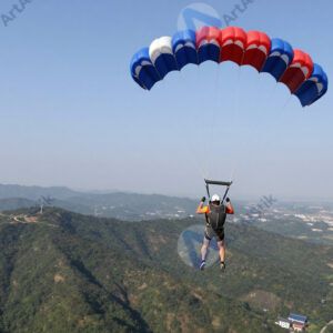 Бейсджампер прыгает с моста