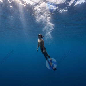 Фридайвер уходит в глубину