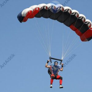 Скайдайвер раскрывает парашют в небе