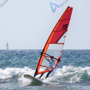 Виндсерфер на ветреной волне