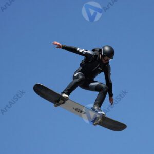 Скайсерфер (парашютист с доской) кувыркается в воздухе.