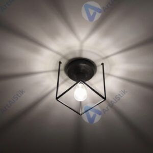 Тень от геометрической лампы отбрасывает сложный узор на потолок.