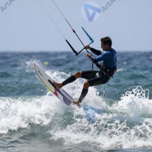 Кайтсерфер поднимается высоко над волной