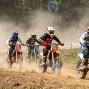 Группа байкеров на эндуро трассе