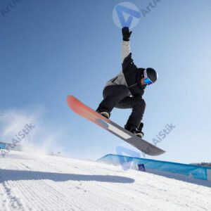 Сноубордист делает бэкфлип на трамплине.