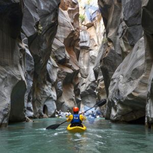Каякер в узком каньоне