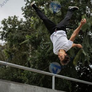 Паркур‑райдер делает сальто назад с перил.