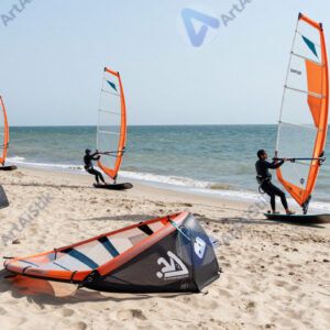 Кайтсерферы ждут ветра на берегу