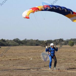 Парашютист приземляется на точку