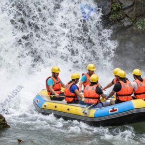 Рафт с людьми в касках и жилетах проходит водопад.