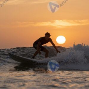 Серфингист на закатной волне