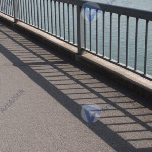 Тень от перил моста падает на воду