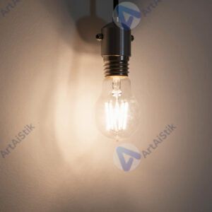 Лампочка без абажура освещает грубую стену