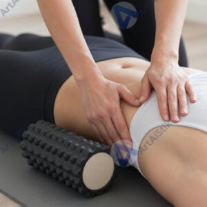 Женщина использует ролик для массажа мышц после тренировки.