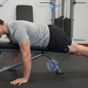 Мужчина выполняет гиперэкстензию на римском стуле.