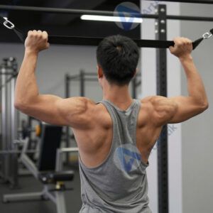 Мужчина с резиновыми петлями выполняет тягу для спины.