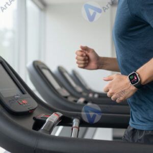 Мужчина с пульсометром на запястье бежит на дорожке.