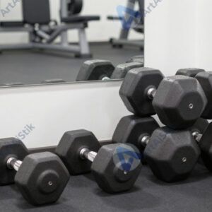 Маты и гантели аккуратно сложены в углу фитнес‑студии.