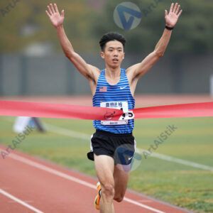 Финиш бегуна с поднятыми руками