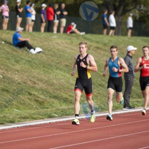 Триатлеты бегут по набережной