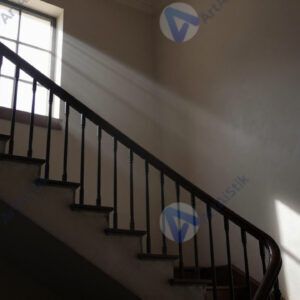 Лучи света из окна под контрастным углом на лестничной клетке.