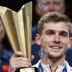 Кубок крупным планом в руках у победителя