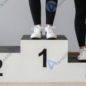 Пьедестал с номерами 1‑2‑3 и пара кроссовок на первой ступени.