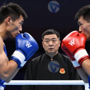 Судья во время боксерского матча внимательно следит за бойцами.