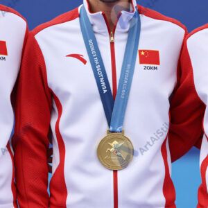 Медали с лентами висят на шее у группы спортсменов.