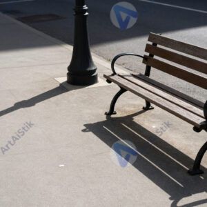 Уличный фонарь отбрасывает длинную тень от скамейки на тротуар. Уличный фонарь отбрасывает длинную тень от скамейки на тротуар.