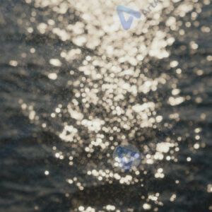 Абстрактный световой узор от отражения солнца через стеклянный объект.